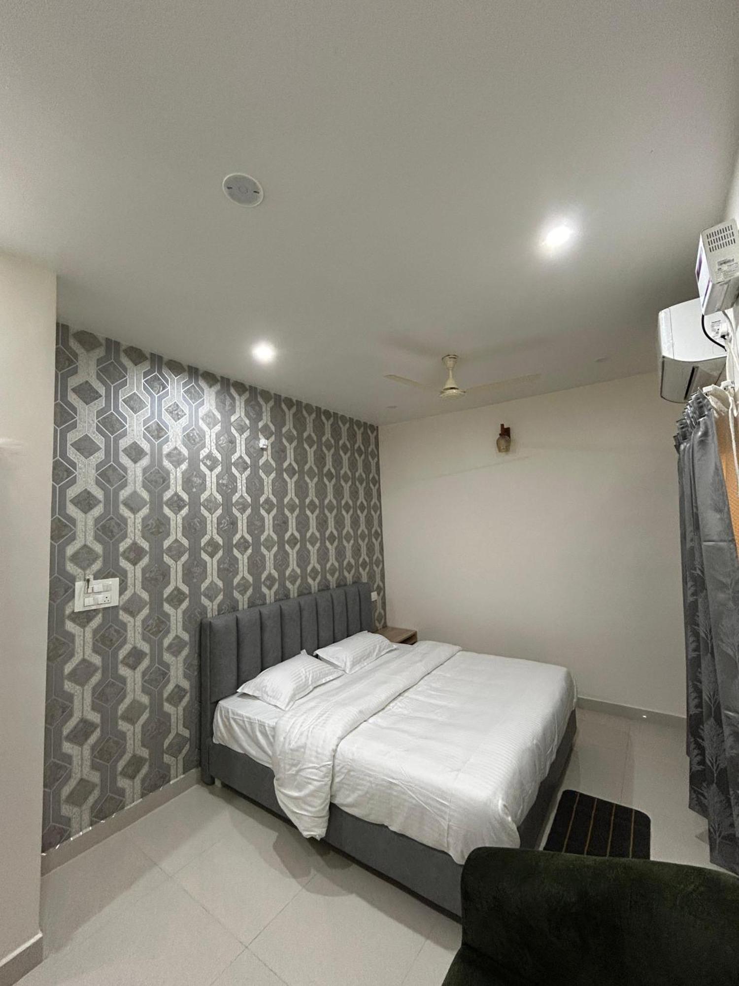 Sapphire Stayss Yelagiri Habitación foto